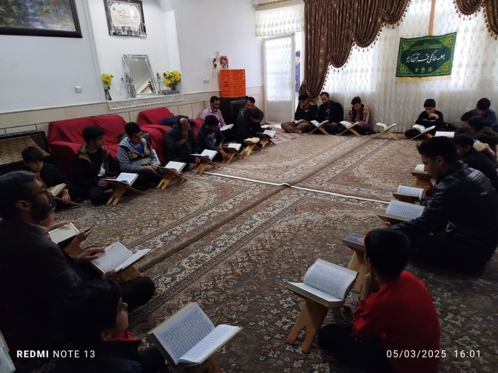 تصاویذ/حضور نوجوانان حسین آبدکویر در جلسه خانگی قرائت قرآن کریم
