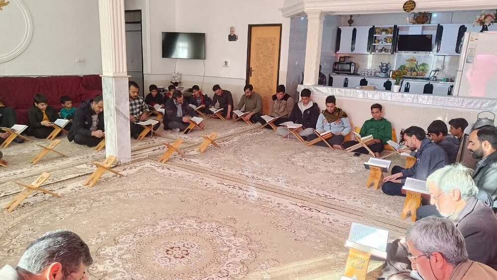تصاویذ/حضور نوجوانان حسین آبدکویر در جلسه خانگی قرائت قرآن کریم