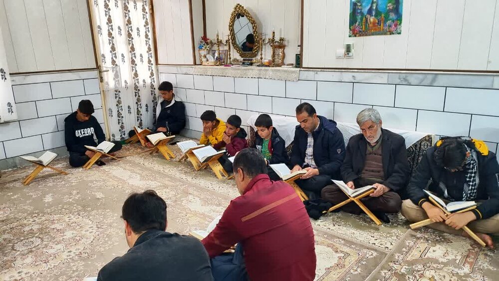 تصاویذ/حضور نوجوانان حسین آبدکویر در جلسه خانگی قرائت قرآن کریم