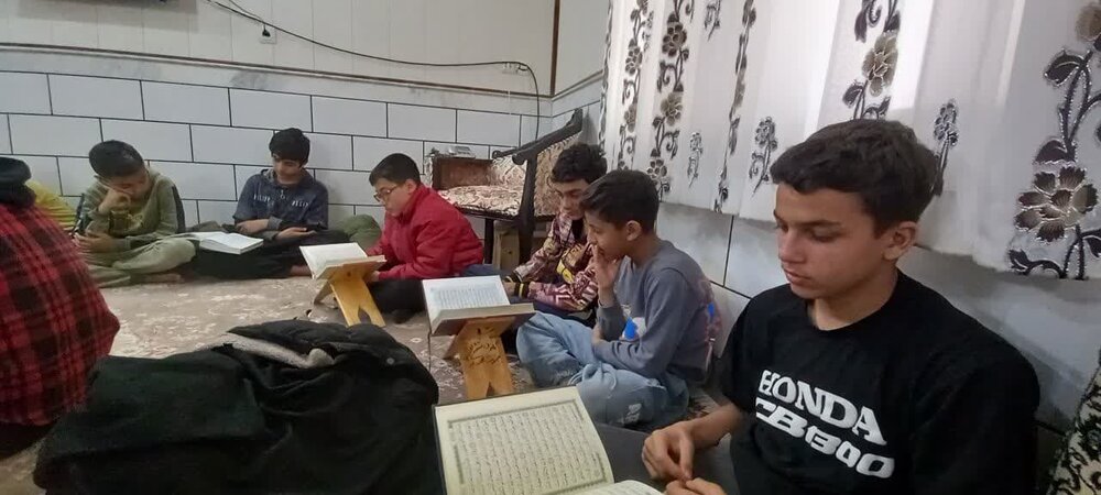 حضور پرشور نوجوانان حسین‌آباد کویر در جلسه خانگی قرائت قرآن کریم