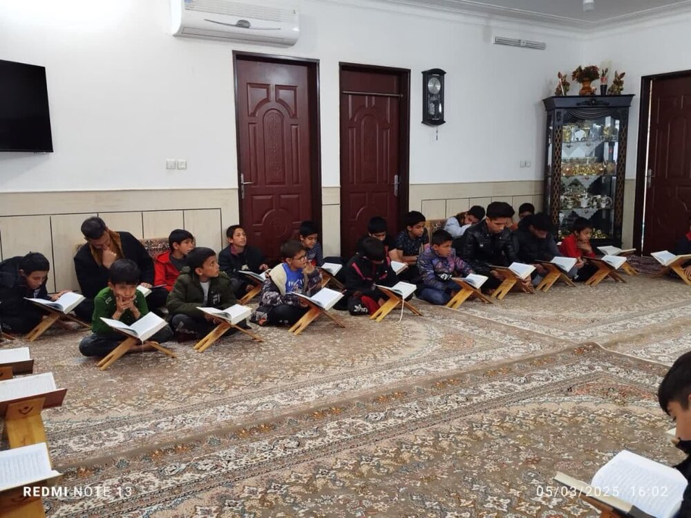 تصاویذ/حضور نوجوانان حسین آبدکویر در جلسه خانگی قرائت قرآن کریم