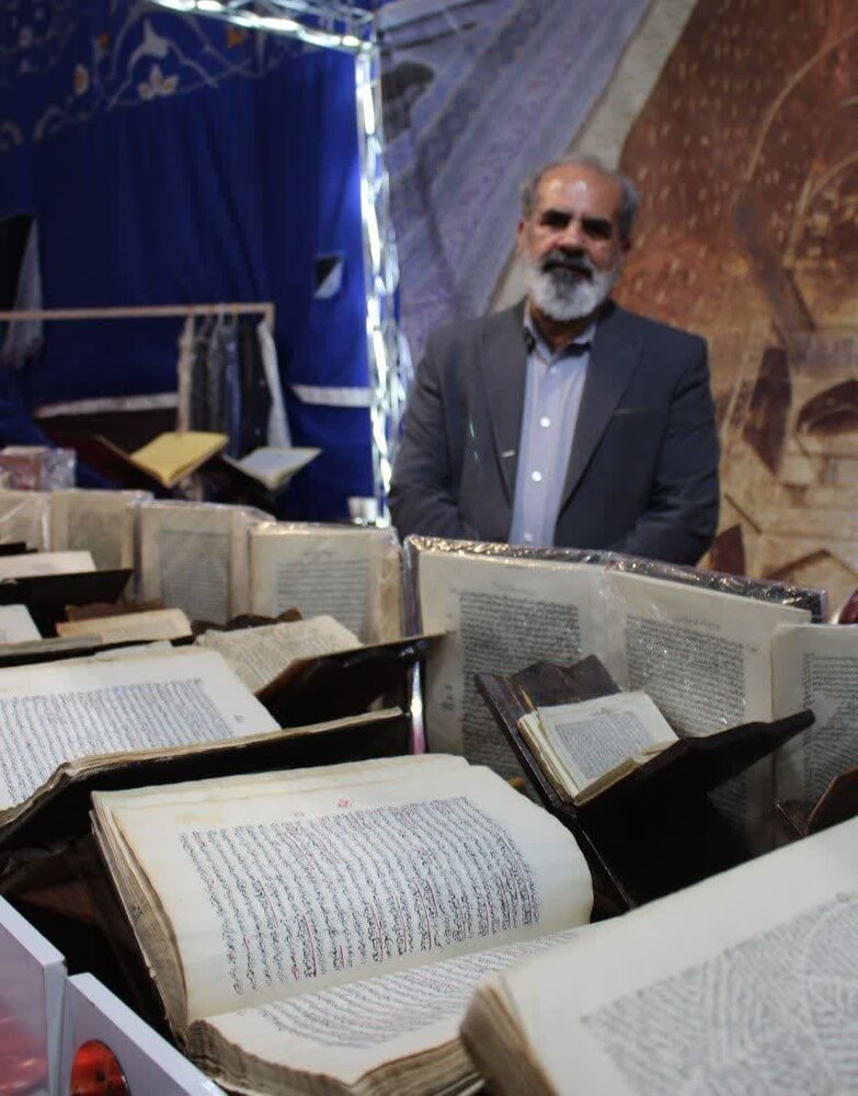نمایش نسخههای نفیس قرآنی با قدمت ۷۰۰ سال در نمایشگاه قرآن و عترت