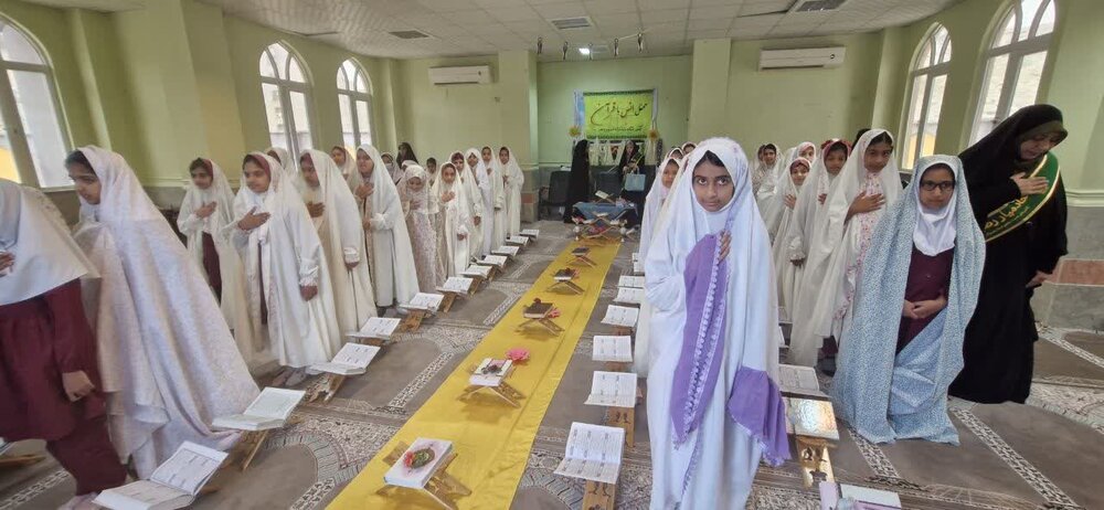 محفل انس با قرآن در دبستان دخترانه تدبیر مهر برگزار شد