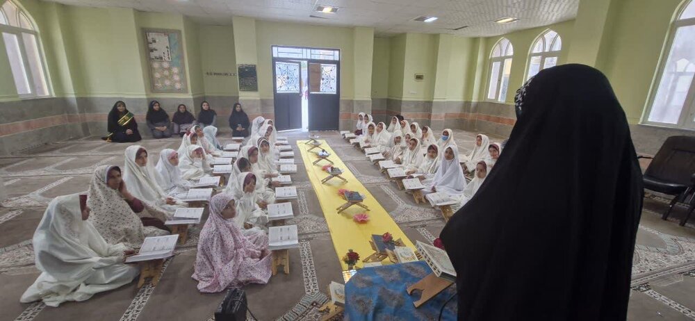 محفل انس با قرآن در دبستان دخترانه تدبیر مهر برگزار شد