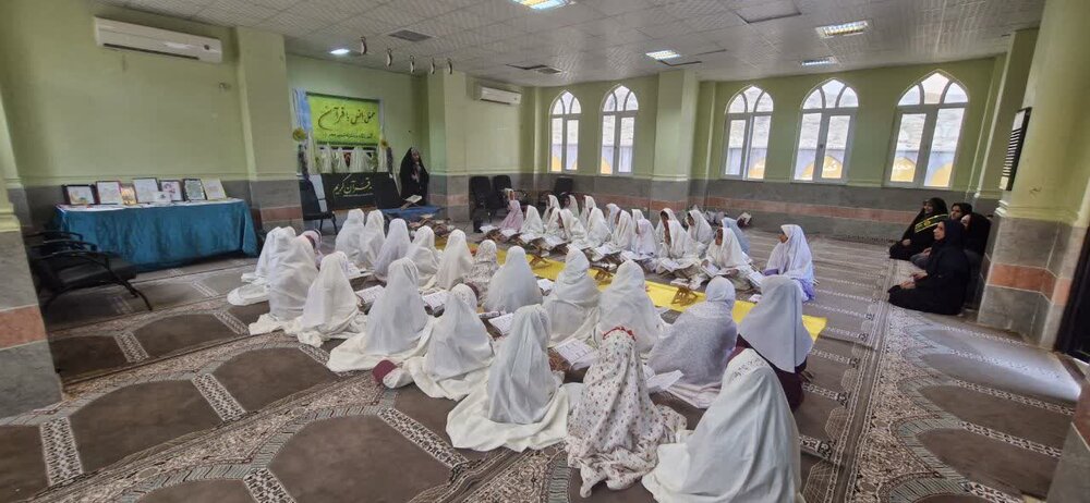 محفل انس با قرآن در دبستان دخترانه تدبیر مهر برگزار شد