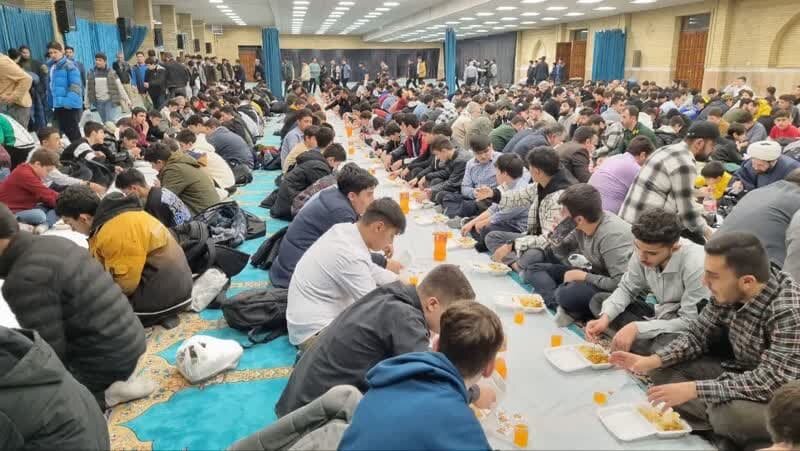 میزبانی مصلای ارومیه از ۱۴۰۰ دانش آموز روزه اولی