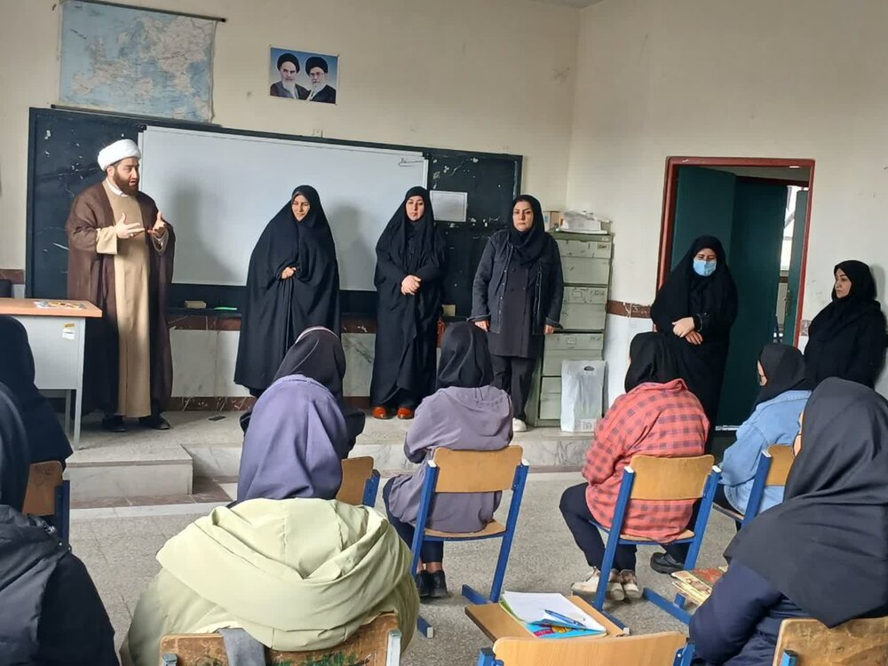 بازدید مسئول طرح امین مدارس اردبیل از مدرسه فاطمه الزهرا(س) رضی