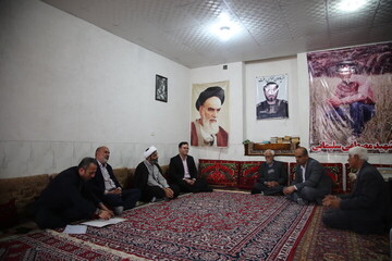 خانواده معظم شهدا افتخار نظام اسلامی هستند