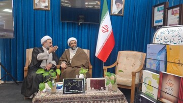 حضور مدیر حوزه‌های علمیه خواهران در غرفه جامعه الزهرا(س)