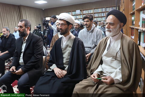 Photos/Ayatollah Khatami visite le centre des médias et du cyberespace du séminaire