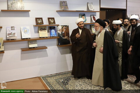 Photos/Ayatollah Khatami visite le centre des médias et du cyberespace du séminaire