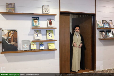 Photos/Ayatollah Khatami visite le centre des médias et du cyberespace du séminaire