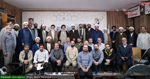 Photos/Ayatollah Khatami visite le centre des médias et du cyberespace du séminaire