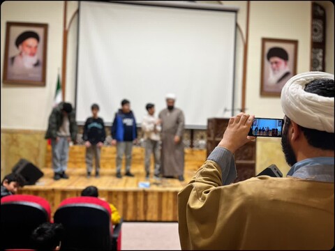 تصاویر/ محفل دانش آموزی انس با قرآن کریم و حوزه گردی و افطاری در مدرسه علمیه امام خمینی گرگان