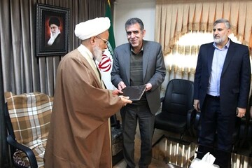 اهدای لوح تقدیر وزیر آموزش‌ و پرورش به نماینده ولی ‌فقیه در استان کرمانشاه+ عکس