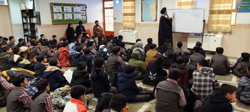 تصاویر/ تدریس نماینده ولی فقیه در کاشان برای دانش آموزان دبستان امام موسی کاظم(ع)