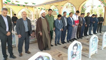 تصاویر/ غبارروبی و عطرافشانی گلزار شهدای شهر راین