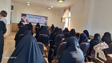 کرسی آزاداندیشی «موانع فرزندآوری» در زرندیه برگزار شد