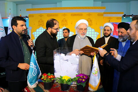 تصاویر/ قرعه کشی تبرکات عتبه حسینیه در سی و دومین نمایشگاه بین المللی قرآن کریم