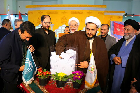 تصاویر/ قرعه کشی تبرکات عتبه حسینیه در سی و دومین نمایشگاه بین المللی قرآن کریم