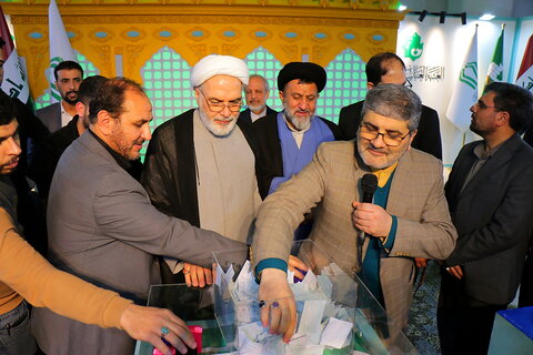 تصاویر/ قرعه کشی تبرکات عتبه حسینیه در سی و دومین نمایشگاه بین المللی قرآن کریم