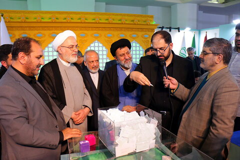 تصاویر/ قرعه کشی تبرکات عتبه حسینیه در سی و دومین نمایشگاه بین المللی قرآن کریم