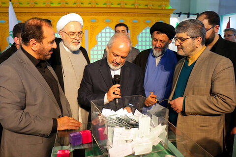 تصاویر/ قرعه کشی تبرکات عتبه حسینیه در سی و دومین نمایشگاه بین المللی قرآن کریم