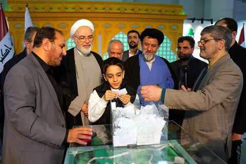 تصاویر/ قرعه کشی تبرکات عتبه حسینیه در سی و دومین نمایشگاه بین المللی قرآن کریم