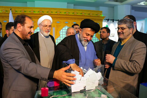 تصاویر/ قرعه کشی تبرکات عتبه حسینیه در سی و دومین نمایشگاه بین المللی قرآن کریم