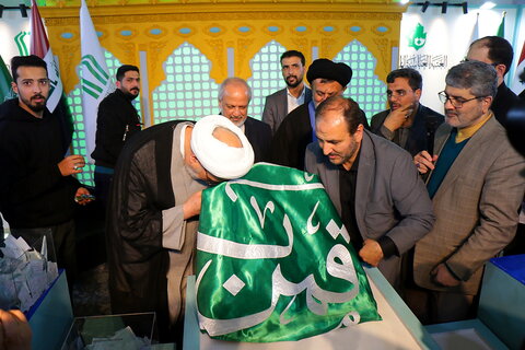تصاویر/ قرعه کشی تبرکات عتبه حسینیه در سی و دومین نمایشگاه بین المللی قرآن کریم