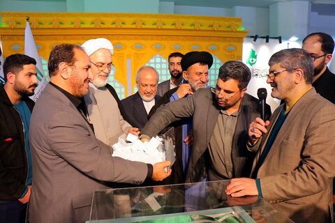 تصاویر/ قرعه کشی تبرکات عتبه حسینیه در سی و دومین نمایشگاه بین المللی قرآن کریم