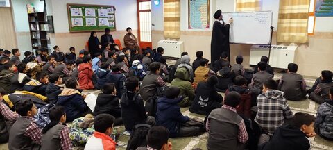 تصاویر/ تدریس نماینده ولی فقیه در کاشان به دانش آموزان دبستان امام موسی کاظم(ع)