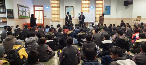 تصاویر/ تدریس نماینده ولی فقیه در کاشان به دانش آموزان دبستان امام موسی کاظم(ع)