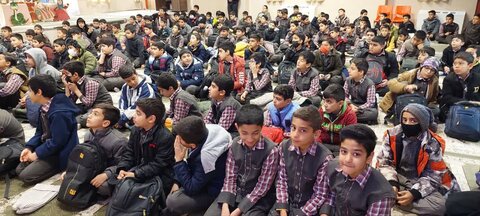 تصاویر/ تدریس نماینده ولی فقیه در کاشان به دانش آموزان دبستان امام موسی کاظم(ع)