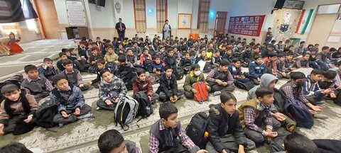 تصاویر/ تدریس نماینده ولی فقیه در کاشان به دانش آموزان دبستان امام موسی کاظم(ع)