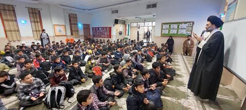 تصاویر/ تدریس نماینده ولی فقیه در کاشان به دانش آموزان دبستان امام موسی کاظم(ع)