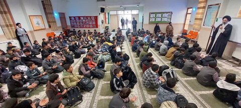 تصاویر/ تدریس نماینده ولی فقیه در کاشان به دانش آموزان دبستان امام موسی کاظم(ع)