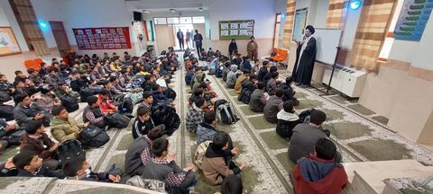 تصاویر/ تدریس نماینده ولی فقیه در کاشان به دانش آموزان دبستان امام موسی کاظم(ع)