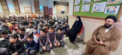 تصاویر/ تدریس نماینده ولی فقیه در کاشان به دانش آموزان دبستان امام موسی کاظم(ع)