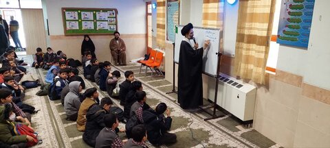 تصاویر/ تدریس نماینده ولی فقیه در کاشان به دانش آموزان دبستان امام موسی کاظم(ع)