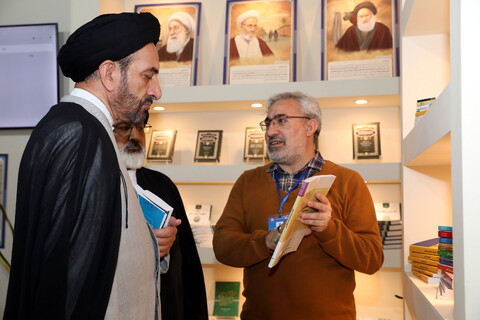 تصاویر/ بازدید میرمحمدی رئیس مرکز خدمات از بخش حوزوی نمایشگاه قرآن