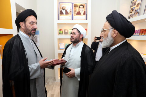 تصاویر/ بازدید میرمحمدی رئیس مرکز خدمات از بخش حوزوی نمایشگاه قرآن