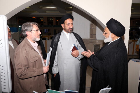 تصاویر/ بازدید میرمحمدی رئیس مرکز خدمات از بخش حوزوی نمایشگاه قرآن