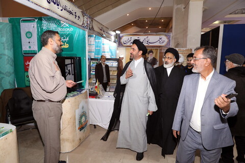 تصاویر/ بازدید میرمحمدی رئیس مرکز خدمات از بخش حوزوی نمایشگاه قرآن