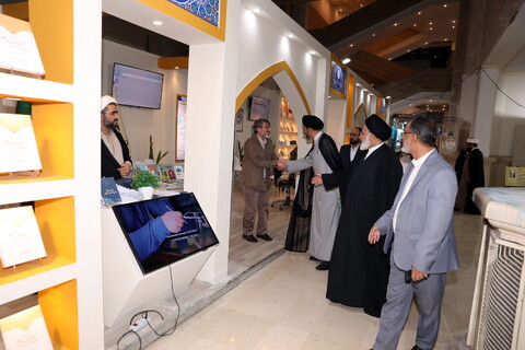 تصاویر/ بازدید میرمحمدی رئیس مرکز خدمات از بخش حوزوی نمایشگاه قرآن