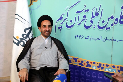 تصاویر/ بازدید میرمحمدی رئیس مرکز خدمات از بخش حوزوی نمایشگاه قرآن