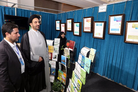 تصاویر/ بازدید میرمحمدی رئیس مرکز خدمات از بخش حوزوی نمایشگاه قرآن