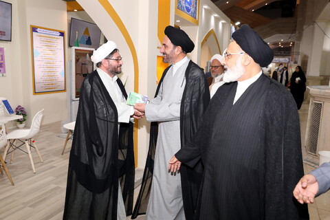 تصاویر/ بازدید میرمحمدی رئیس مرکز خدمات از بخش حوزوی نمایشگاه قرآن