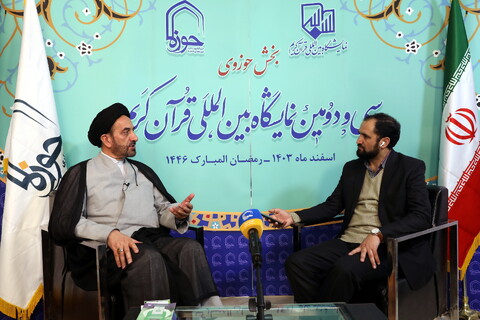 تصاویر/ بازدید میرمحمدی رئیس مرکز خدمات از بخش حوزوی نمایشگاه قرآن