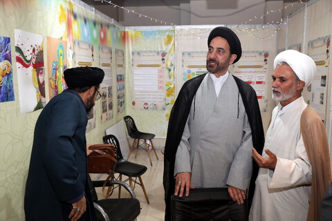 تصاویر/ بازدید میرمحمدی رئیس مرکز خدمات از بخش حوزوی نمایشگاه قرآن